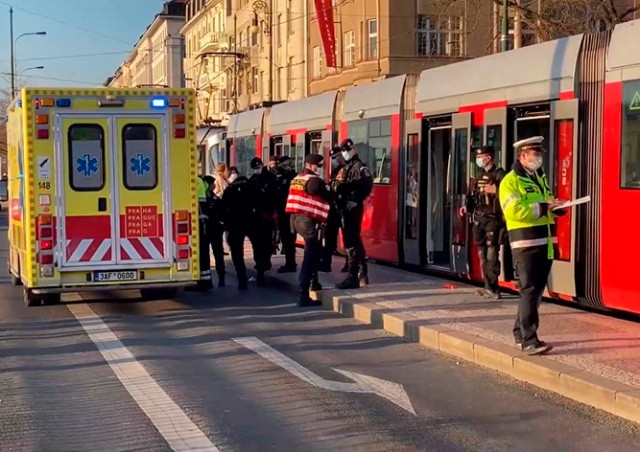 В Праге мужчина ножом угрожал пассажирам. Полиция открыла огонь