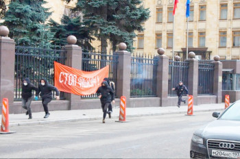 «Наши танки будут в Праге»: нацболы атаковали посольство Чехии в Москве