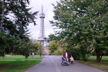 Петршинская башня в Праге окрасится в красный цвет