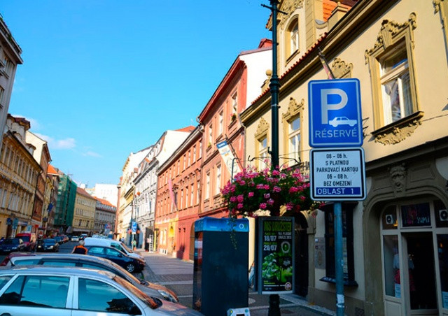 Парковка в Праге вновь стала платной