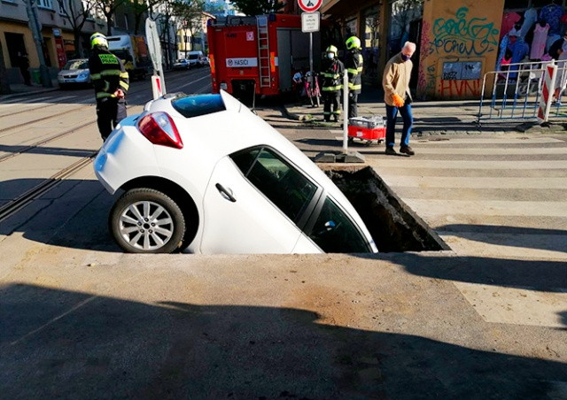 В Праге автомобиль провалился в двухметровую яму на дороге