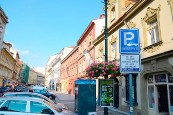 Парковка в Праге вновь стала платной