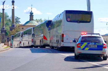 Десятки туристических автобусов демонстративно проехали по центру Праги