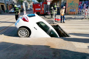 В Праге автомобиль провалился в двухметровую яму на дороге