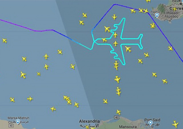 Пилоты пассажирского «Боинга» нарисовали в воздухе силуэт самолета
