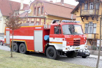 В Чехии пожарные поцарапали автомобили на улице, теперь их владельцам грозит штраф