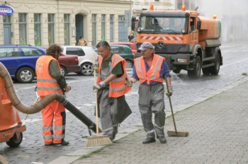 Этой весной улицы Праги уберут вручную, без буксира автомобилей