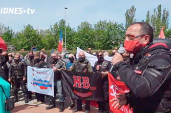 «Ночные волки» возложили цветы к могилам красноармейцев в Праге: видео