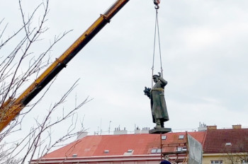 В Праге демонтировали памятник Коневу: видео