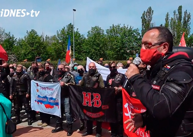 «Ночные волки» возложили цветы к могилам красноармейцев в Праге: видео