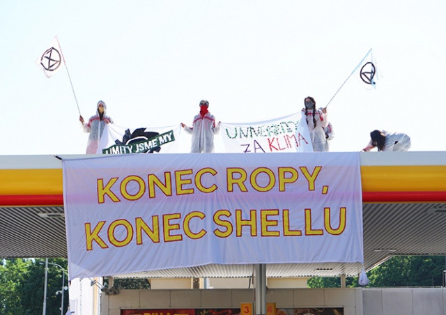 В Праге активисты залезли на заправки Shell. Собственник решил им не мешать