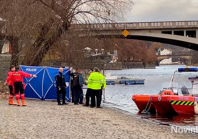 У Карлова моста в центре Праги нашли труп